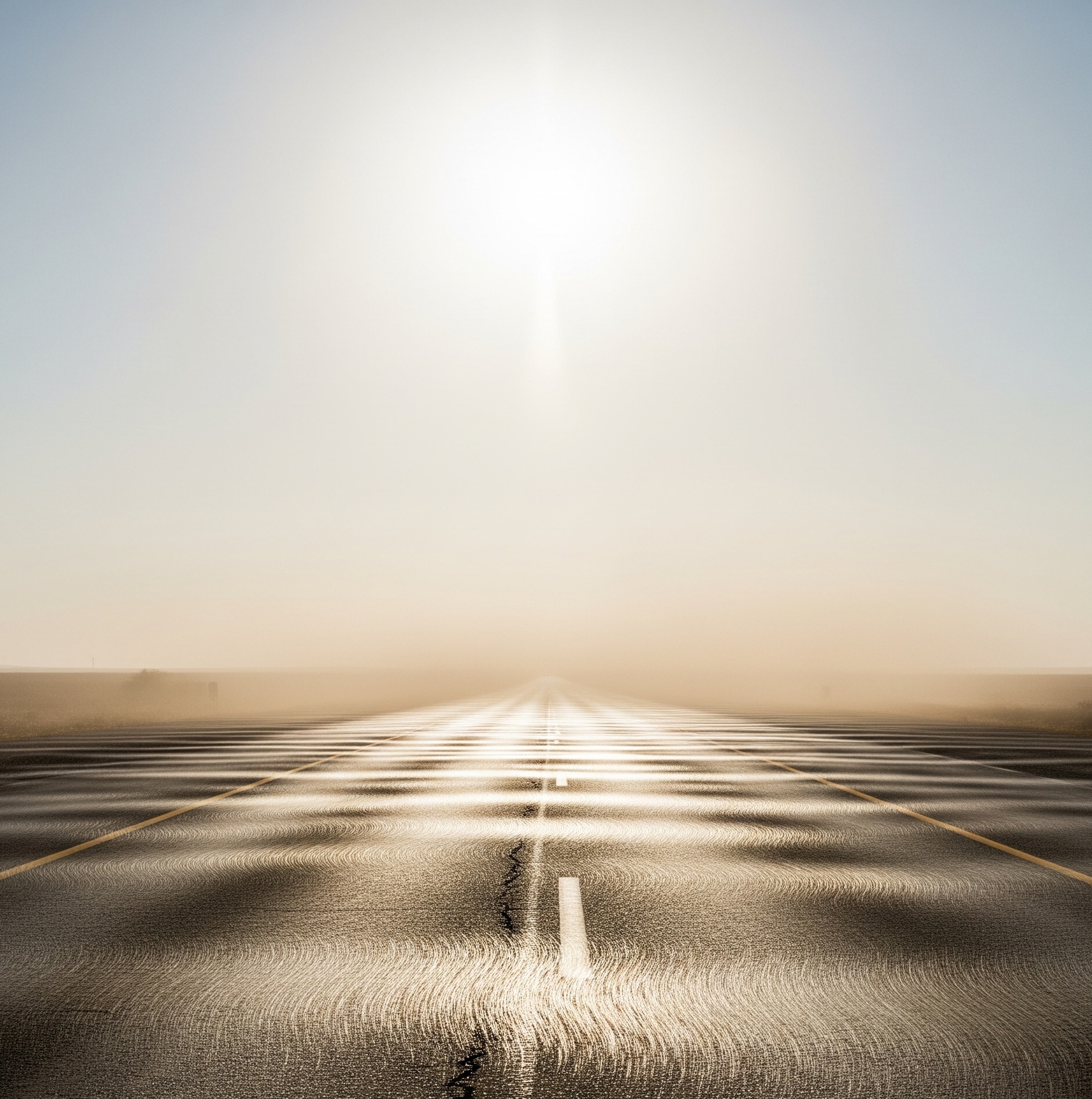 뜨거운 햇볕 아래 아스팔트 도로가 열기로 일렁이며 신기루처럼 왜곡되어 보이는 모습입니다. 극심한 더위와 건조함을 시각적으로 표현하여 여름철 열사병 일사병의 위험한 상황을 상징적으로 보여줍니다.